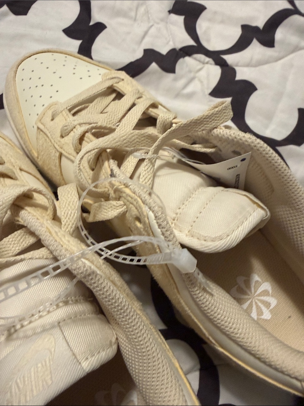NWT!! Nike Low-Top Sneakers in Cream and Off-White - Picture 8 of 8